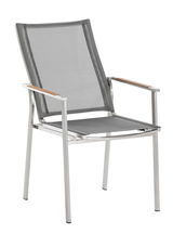 Moderner Sessel aus Metall mit grauem Netzgewebe und Holzarmlehnen, seitliche Perspektive