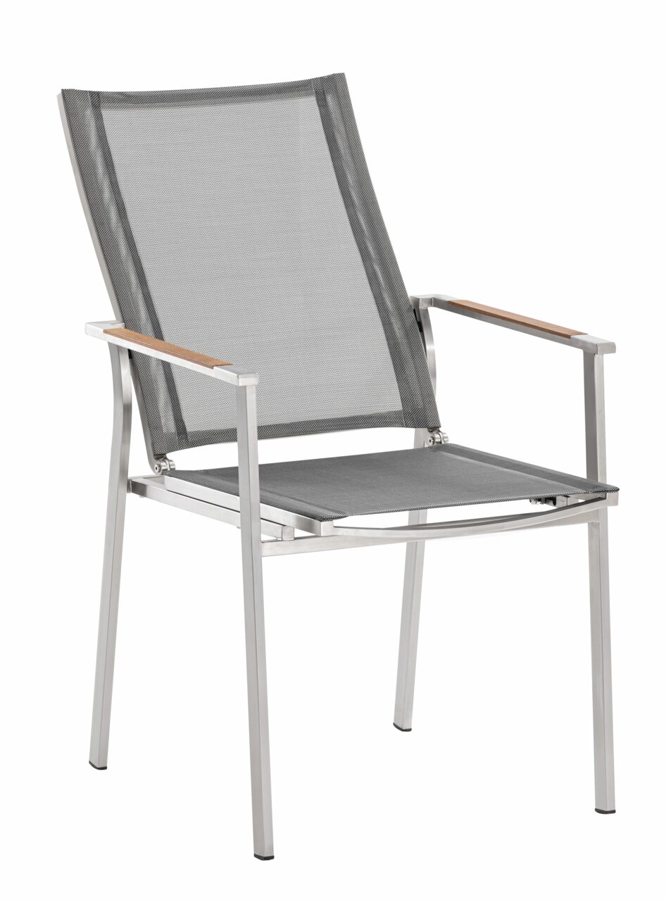 Moderner Sessel aus Metall mit grauem Netzgewebe und Holzarmlehnen, seitliche Perspektive