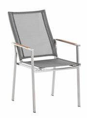 Moderner Sessel aus Metall mit grauem Netzgewebe und Holzarmlehnen, seitliche Perspektive