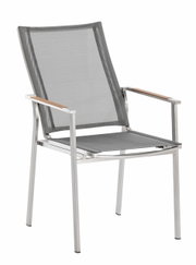 Moderner Sessel aus Metall mit grauem Netzgewebe und Holzarmlehnen, seitliche Perspektive
