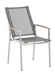 Moderner Sessel aus Metall mit grauem Netzgewebe und Holzarmlehnen, seitliche Perspektive