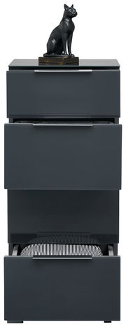 Hochkommode in dunklem Grau mit drei Schubladen, darauf eine schwarze Katzenfigur, frontale Ansicht.