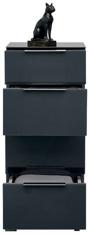 Hochkommode in dunklem Grau mit drei Schubladen, darauf eine schwarze Katzenfigur, frontale Ansicht.