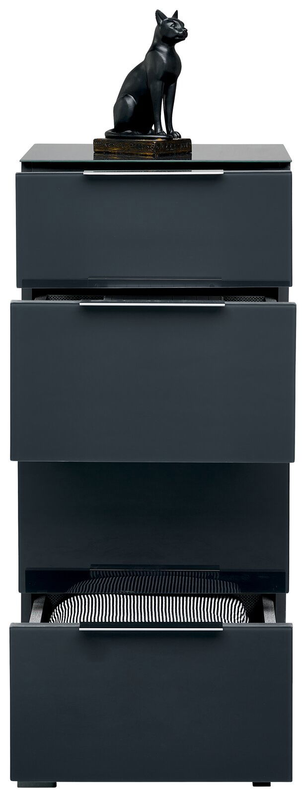 Hochkommode in dunklem Grau mit drei Schubladen, darauf eine schwarze Katzenfigur, frontale Ansicht.