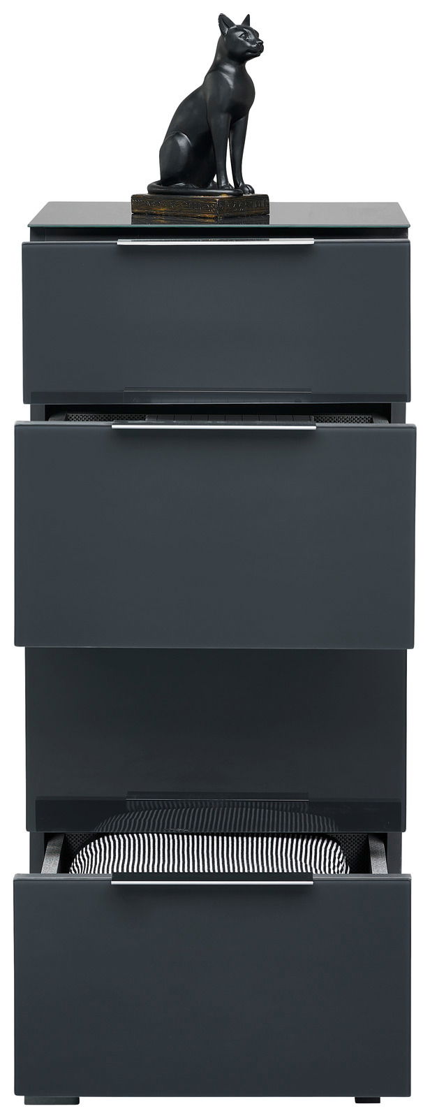 Hochkommode in dunklem Grau mit drei Schubladen, darauf eine schwarze Katzenfigur, frontale Ansicht.