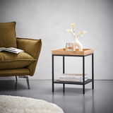 Moderner Beistelltisch mit Holzplatte und schwarzem Metallgestell, seitliche Perspektive, dekoriert mit Vase und Glas.