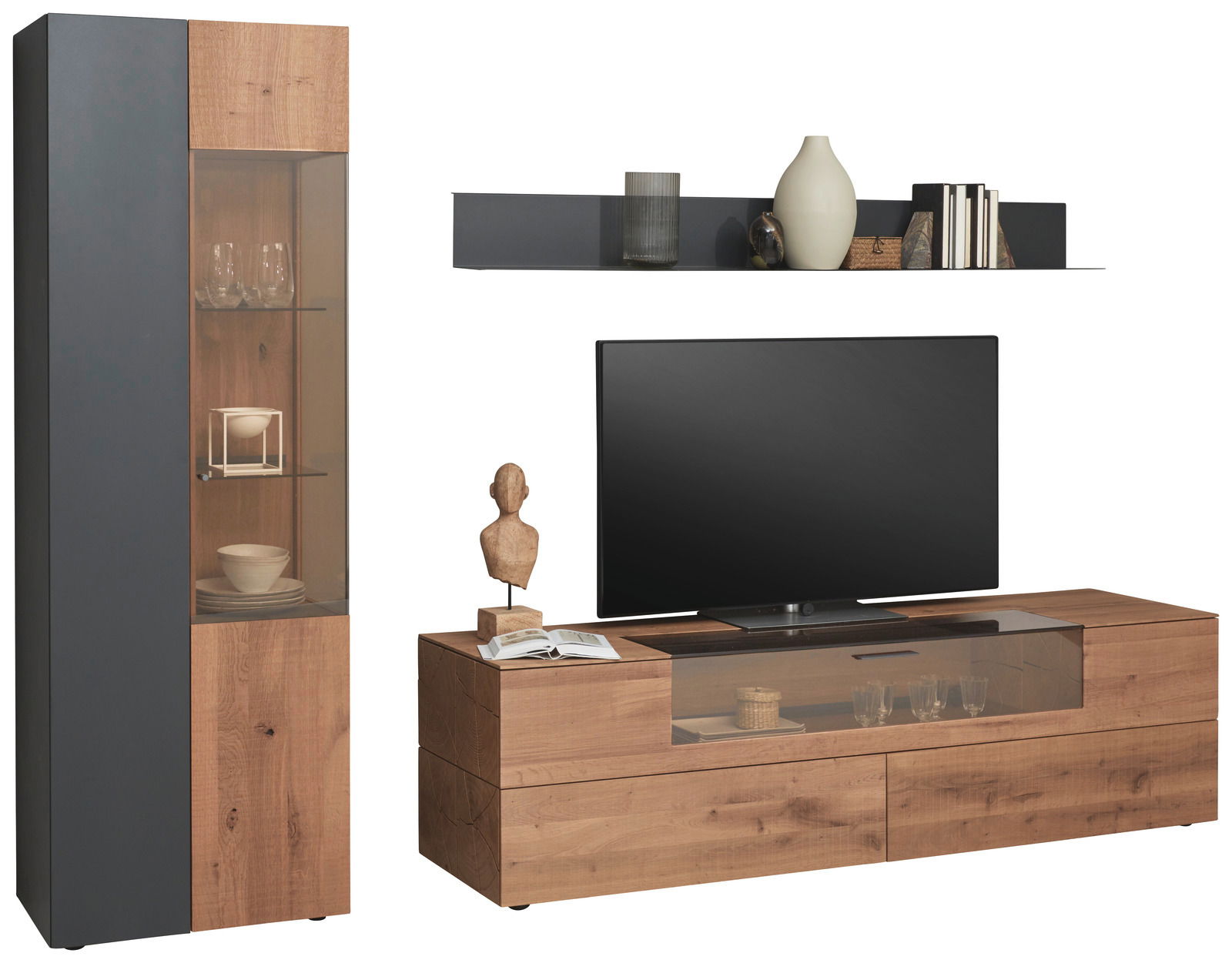 Frontale Ansicht der Valnatura Wandkombination LOVIS mit einem hohen Schrank, einem TV-Board und einem Wandregal in Holzoptik und dunklen Akzenten.