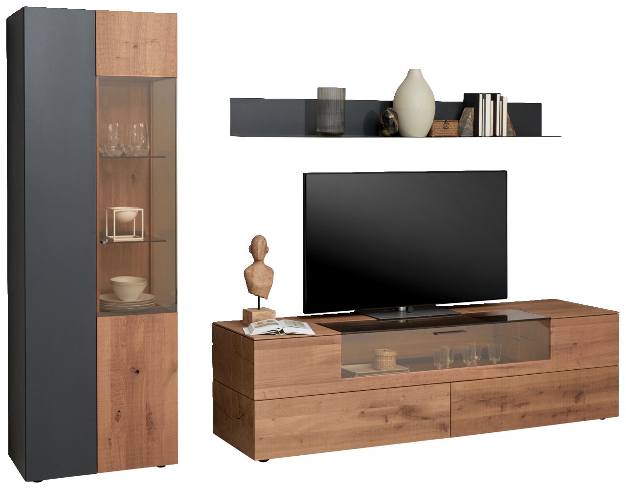 Vooraanzicht van de Valnatura-wandcombinatie LOVIS met een hoge kast, een tv-meubel en een wandrek in houtlook met donkere accenten.