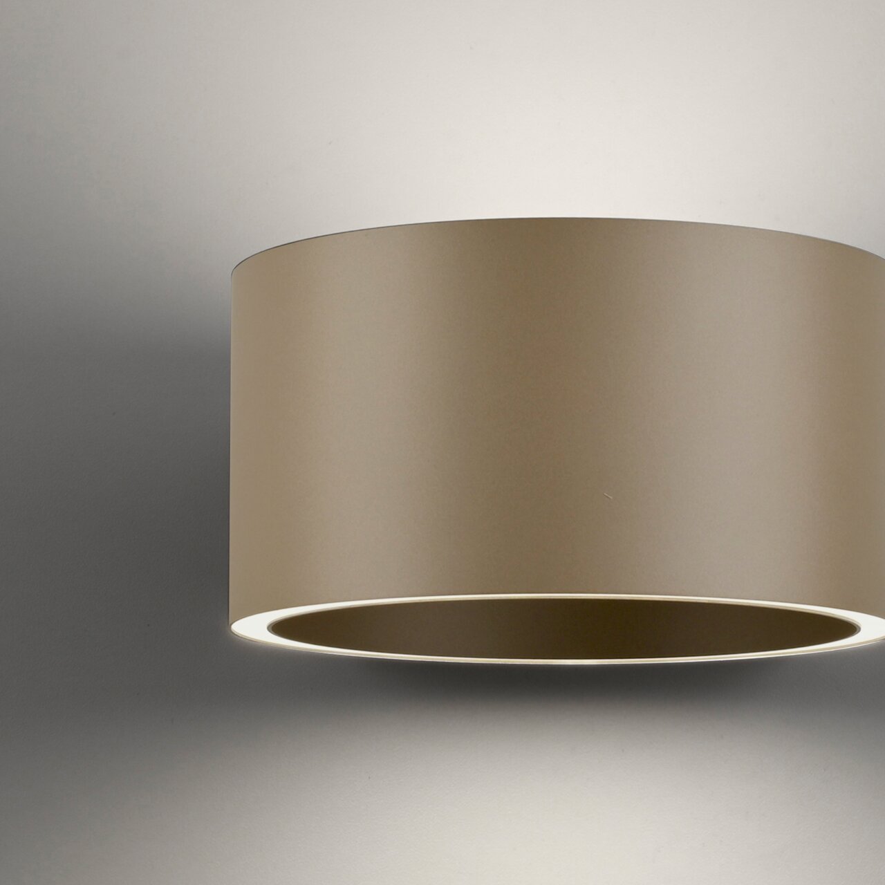 Moderne Wandleuchte PURE Clipse in zylindrischer Form, seitliche Perspektive