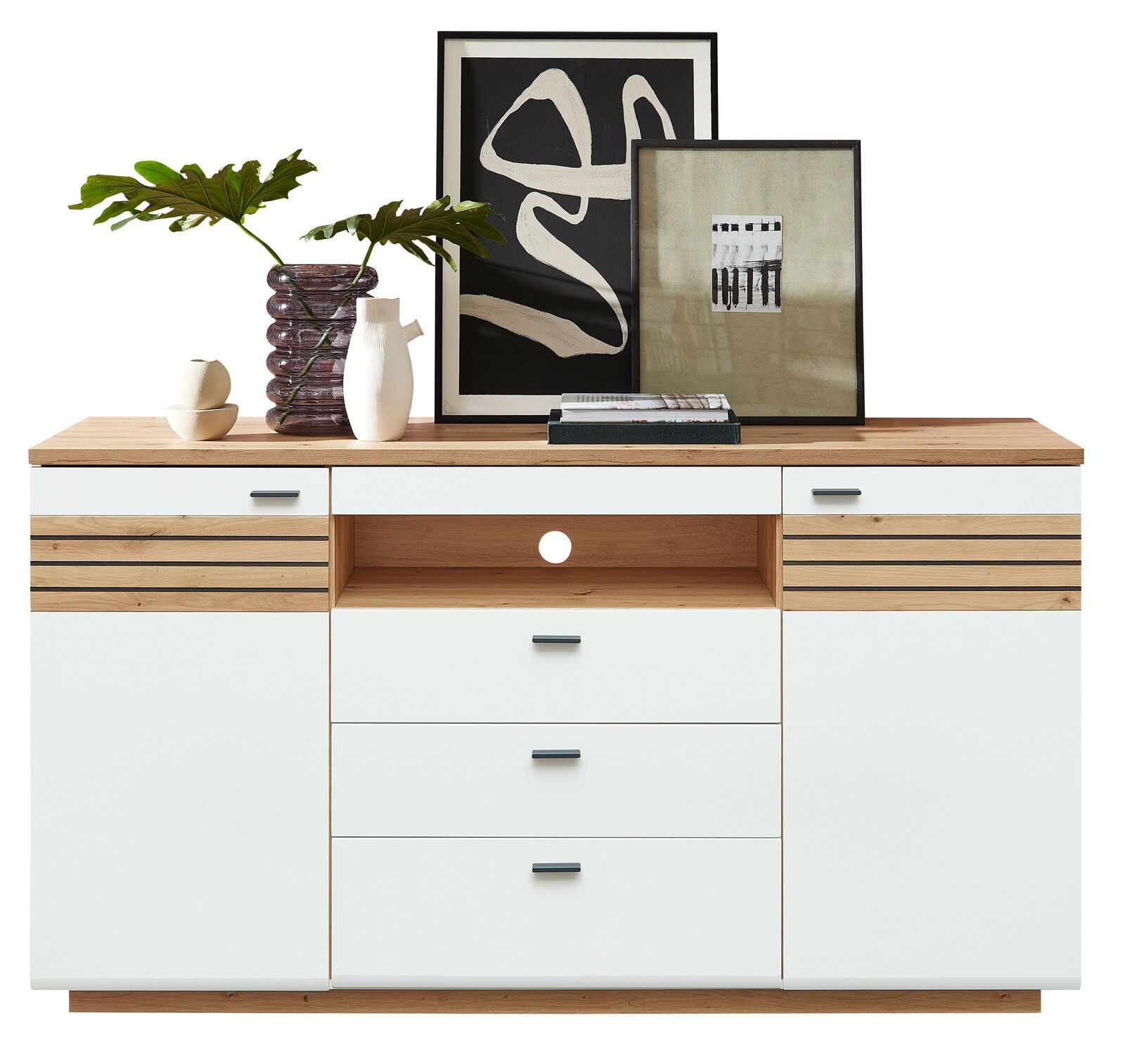 Zurbrüggen Sideboard FRESNO Modernes Sideboard mit weißer Front und Holzdetails, dekoriert mit Vasen und Kunstwerken, frontal betrachtet.