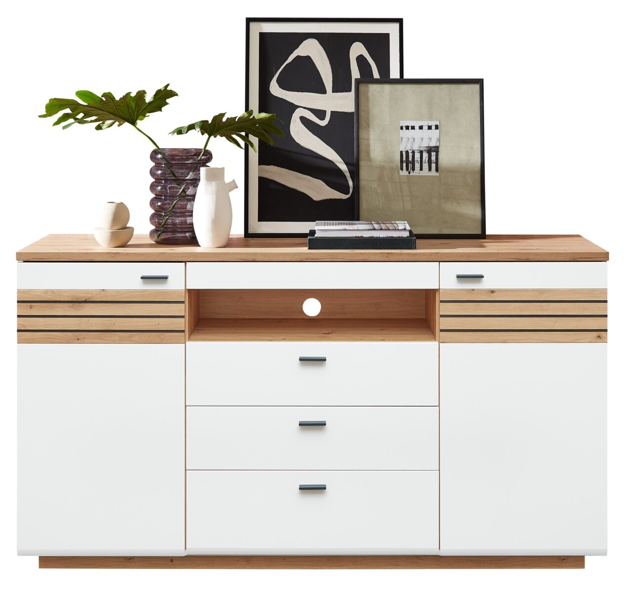 Zurbrüggen Dressoir FRESNO Modernes Sideboard mit weißer Front und Holzdetails, dekoriert mit Vasen und Kunstwerken, frontal betrachtet.