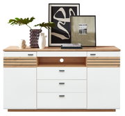 Modern dressoir met witte voorkant en houten details, versierd met vazen en kunstwerken, gezien vanaf de voorkant.