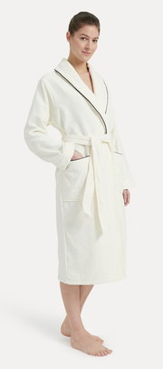 Frau in einem weißen Bademantel mit Schalkragen, seitliche Perspektive