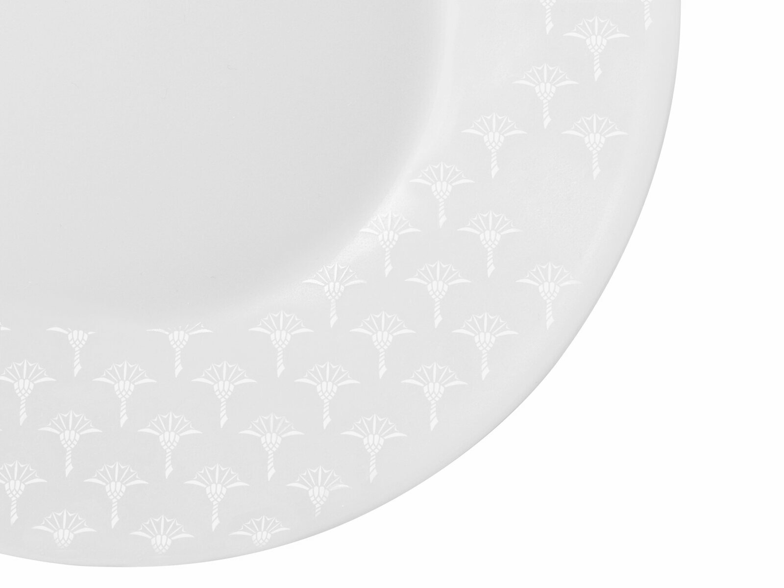 Nahaufnahme eines weißen Speisetellers mit dezentem Muster am Rand, von oben betrachtet.