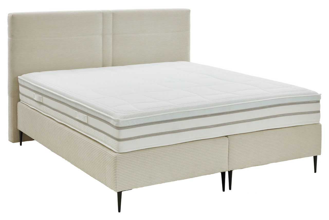 Beiges Boxspringbett mit gestepptem Kopfteil und eleganten schwarzen Füßen, seitliche Perspektive