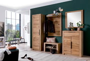 Moderne Garderobeneinrichtung aus Holz mit Schrank, Schuhkommode, Bank und Spiegel in einem stilvollen Raum mit großem Fenster, aus der Perspektive des Raumes betrachtet.