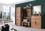 Moderne Garderobeneinrichtung aus Holz mit Schrank, Schuhkommode, Bank und Spiegel in einem stilvollen Raum mit großem Fenster, aus der Perspektive des Raumes betrachtet.