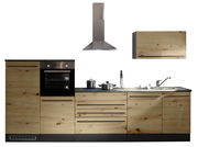 Küchenblock 320 mit Holzfronten, eingebautem Ofen, Dunstabzugshaube und Spüle, frontal betrachtet.