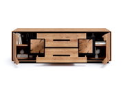 Vooraanzicht van een modern laag dressoir/tv-meubel van licht hout met zwarte accenten, twee lades en open vakken aan de zijkanten met boeken en decoratie