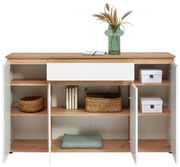 XL-Sideboard aus Holz mit weißen Türen, offenen Fächern und Schublade, dekoriert mit einer Vase und Büchern, frontale Ansicht
