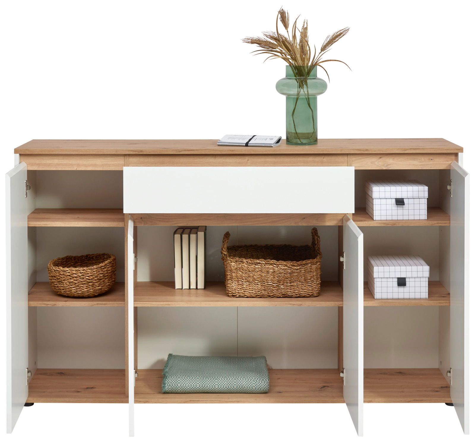 XL-Sideboard aus Holz mit weißen Türen, offenen Fächern und Schublade, dekoriert mit einer Vase und Büchern, frontale Ansicht
