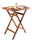 Holz-Serviertablett mit Standfuß, seitliche Perspektive, beladen mit Tassen und einem Stück Kuchen.