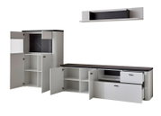 Moderne Wandkombination in Weiß mit schwarzer Marmoroptik, bestehend aus mehreren Schränken und Regalen, frontal abgebildet.