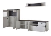 Moderne Wandkombination in Weiß mit schwarzer Marmoroptik, bestehend aus mehreren Schränken und Regalen, frontal abgebildet.