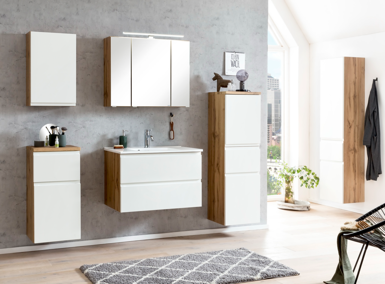 Moderner Hängeschrank in Holzoptik und Weiß, frontal im Badezimmer montiert.
