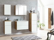 Moderner Hängeschrank in Holzoptik und Weiß, frontal im Badezimmer montiert.