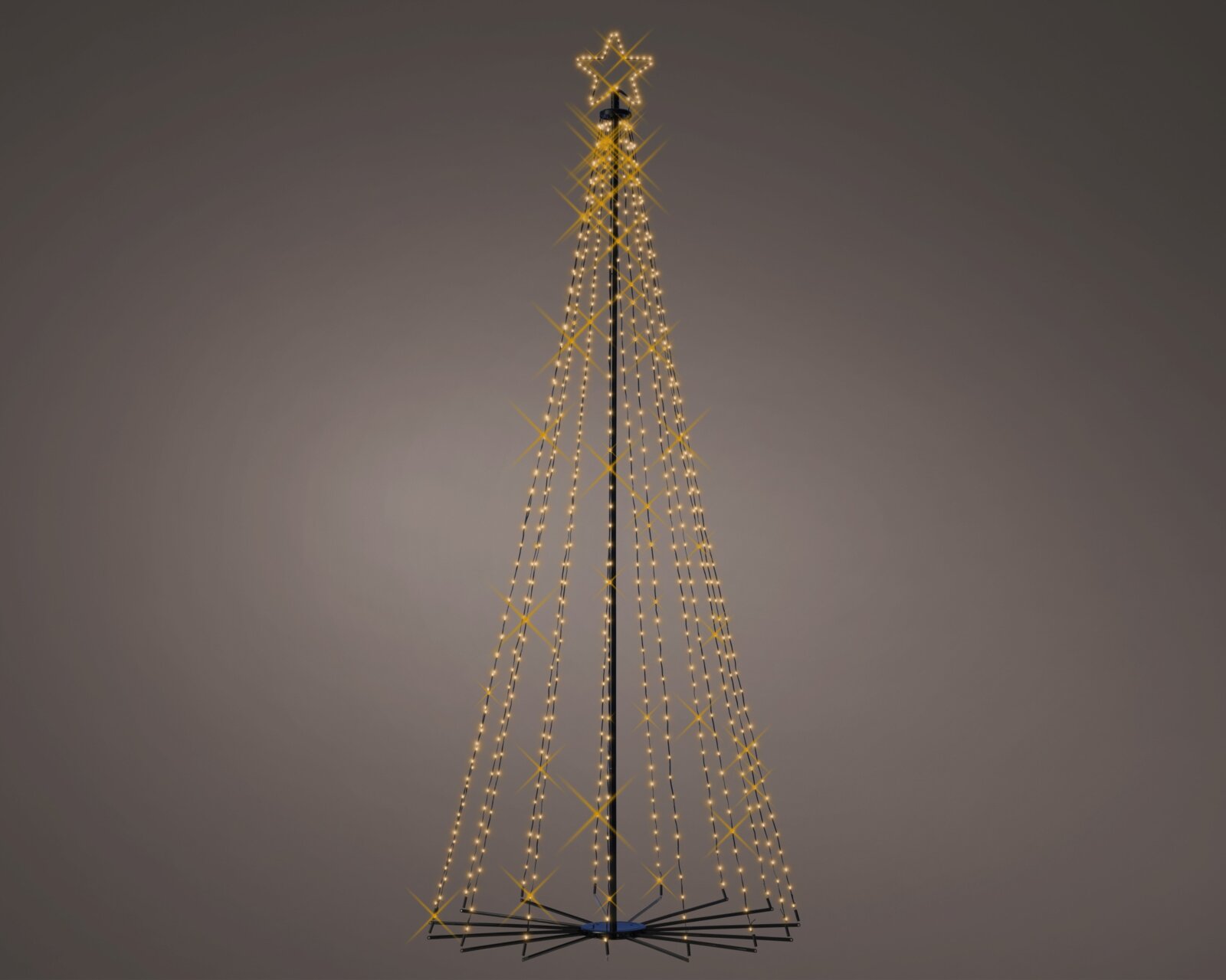 Frontansicht eines modernen, kegelförmigen LED-Weihnachtsbaums mit schwarzem Metallgestell, warmweißen Lichterketten und leuchtendem Stern an der Spitze.