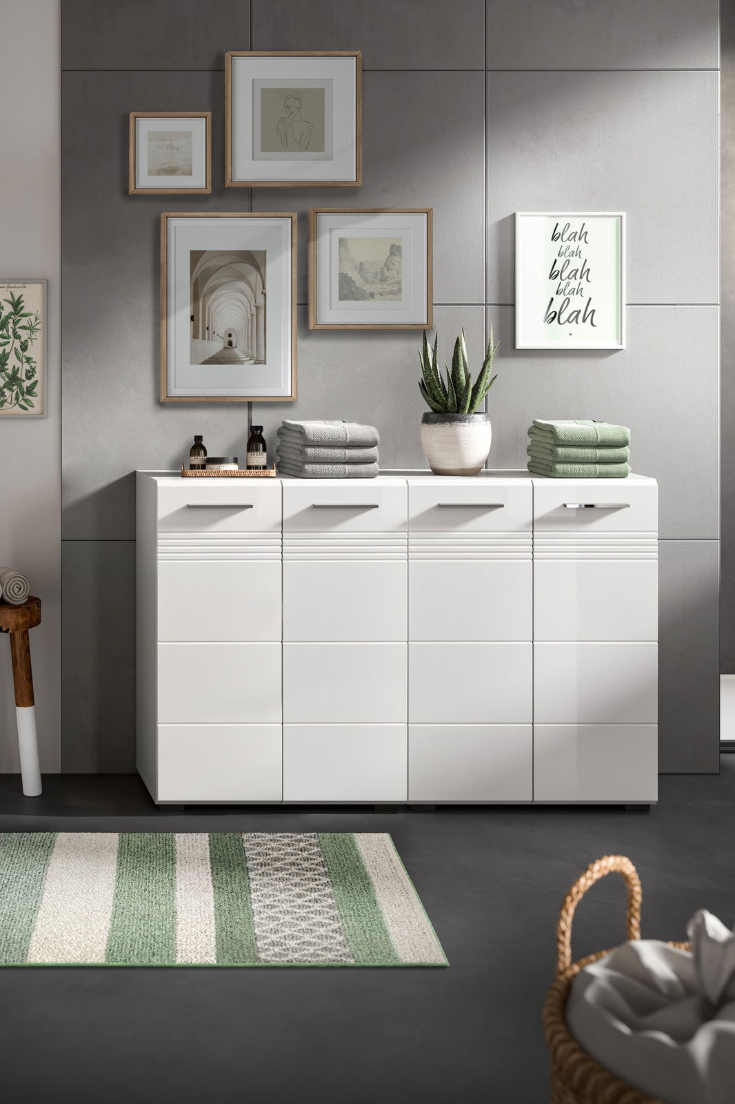 MID.YOU Midischrankkombination COPA Moderne Midischrankkombination in Weiß, frontal fotografiert, mit dekorativen Elementen wie Pflanzen und Handtüchern auf der Oberseite.
