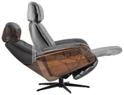 Seitliche Ansicht eines Welnova Relaxsessels 7602 BALANCE in Liegeposition mit Holzverkleidung und schwarzem Lederbezug.