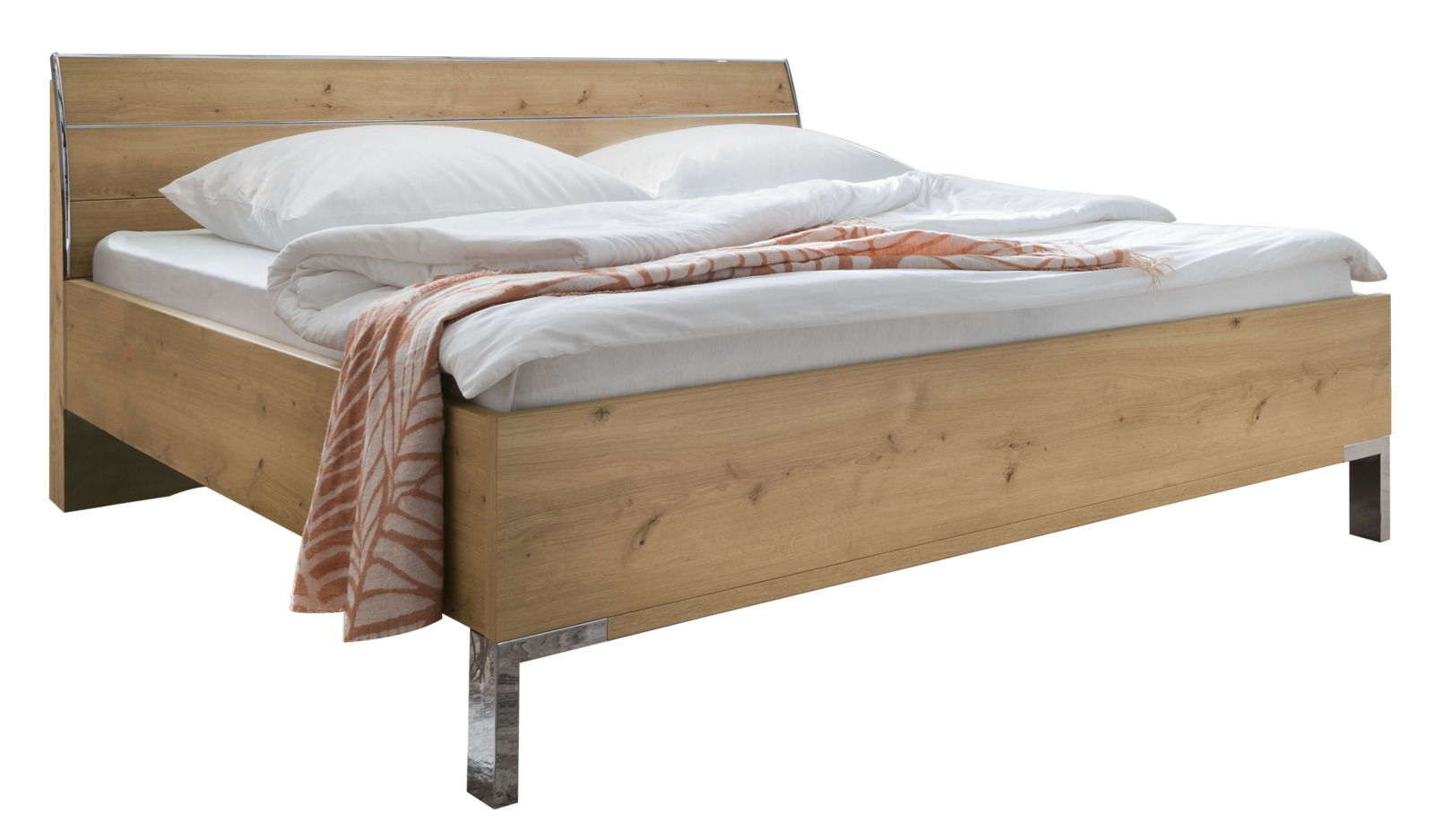 Futonbett aus Holz mit weißer Bettwäsche und gemustertem Überwurf, seitliche Perspektive