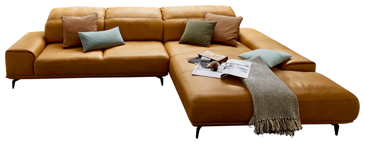 Braune Longchairkombination mit mehreren Kissen und einer Decke, aus der Vorderansicht fotografiert.