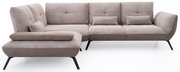Braunes Ecksofa mit gestreiftem Stoffbezug, bestehend aus zwei Teilen mit schwarzen Beinen, aus der Vorderansicht fotografiert.