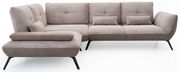 Braunes Ecksofa mit gestreiftem Stoffbezug, bestehend aus zwei Teilen mit schwarzen Beinen, aus der Vorderansicht fotografiert.