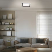 Moderne LED-Deckenleuchte in einem stilvollen Wohnzimmer, von unten betrachtet.