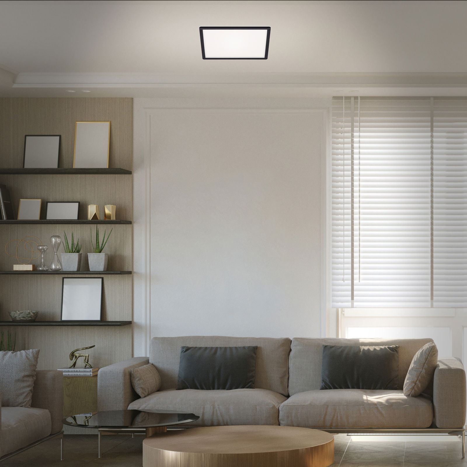 Moderne LED-Deckenleuchte in einem stilvollen Wohnzimmer, von unten betrachtet.