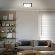 Moderne LED-Deckenleuchte in einem stilvollen Wohnzimmer, von unten betrachtet.