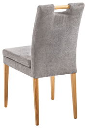 Rückansicht eines grauen Stuhls mit Holzbeinen und einem Holzgriff an der Rückenlehne