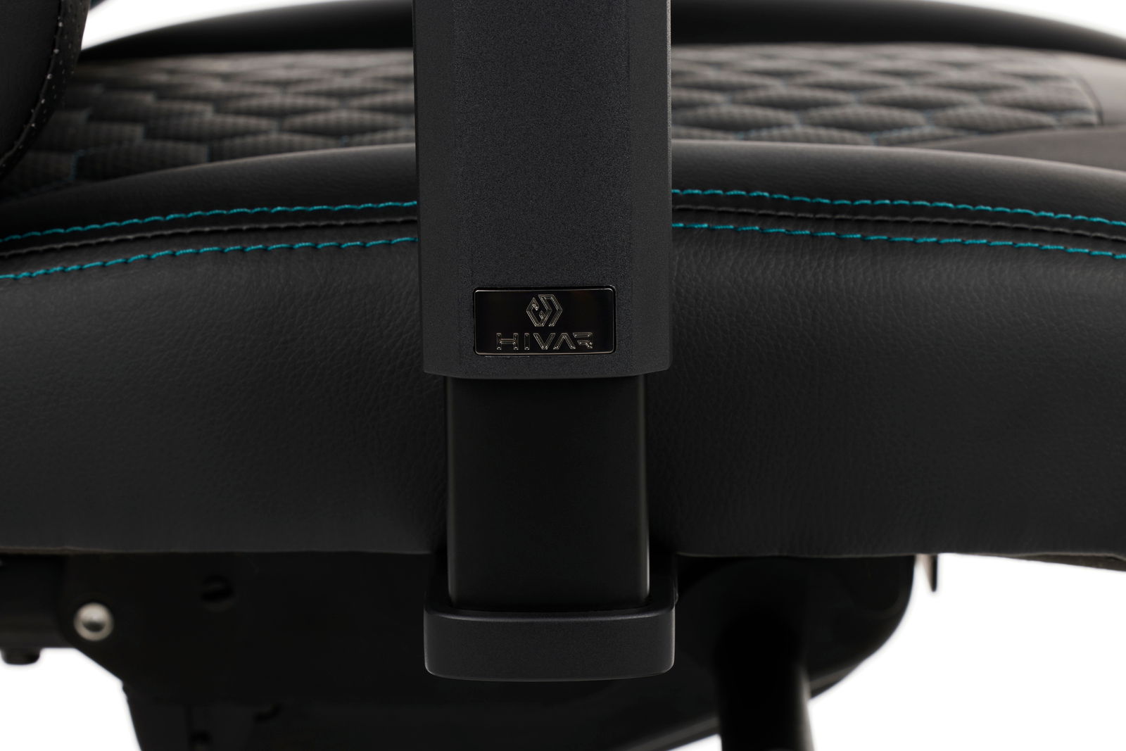 Nahaufnahme eines Gaming-Stuhls mit schwarzem Leder und blauen Nähten, seitliche Perspektive