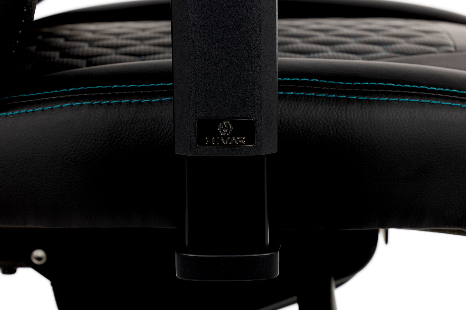 Nahaufnahme eines Gaming-Stuhls mit schwarzem Leder und blauen Nähten, seitliche Perspektive
