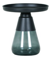 Schwarzer Beistelltisch mit runder Ablage, mattem Metallfuß und getöntem Glasunterteil, freigestellt auf weißem Hintergrund, Frontansicht auf Augenhöhe.