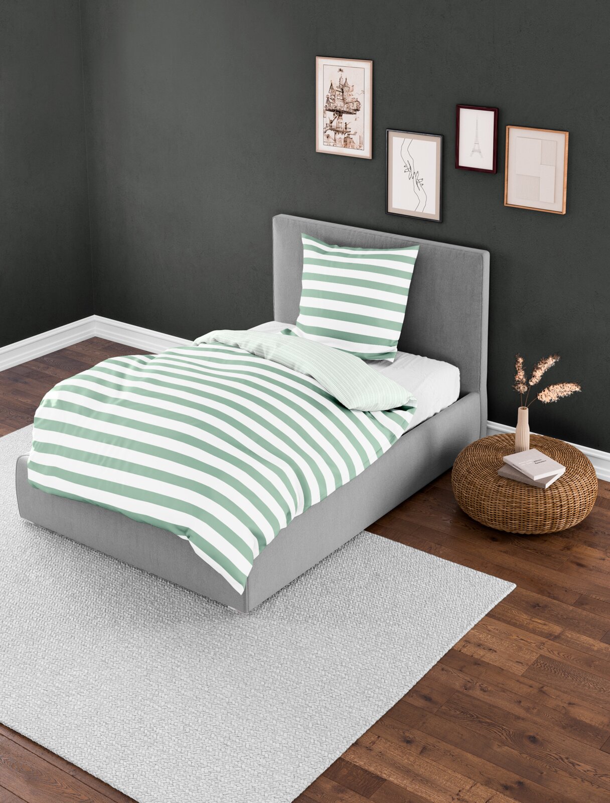 Bett mit grün-weiß gestreifter Bettwäsche in einem modernen Schlafzimmer, seitliche Perspektive