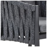 Detailansicht eines Gartensessels mit geflochtenem grauem Stoff und Metallrahmen.