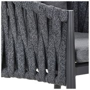 Detailansicht eines Gartensessels mit geflochtenem grauem Stoff und Metallrahmen.