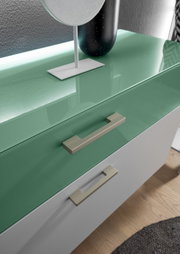 Nahaufnahme eines modernen Garderoben-Sets mit grünem Glastop und eleganten Metallgriffen, aus der Vogelperspektive.