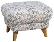 Moderner Hocker mit gemustertem Stoffbezug und Holzbeinen, seitliche Perspektive