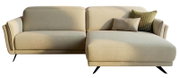 Beiges, modernes Stoff-Ecksofa mit rechter Ottomane/Longchair, zwei Zierkissen und schwarzen Metallfüßen, Frontansicht leicht von oben auf weißem Hintergrund